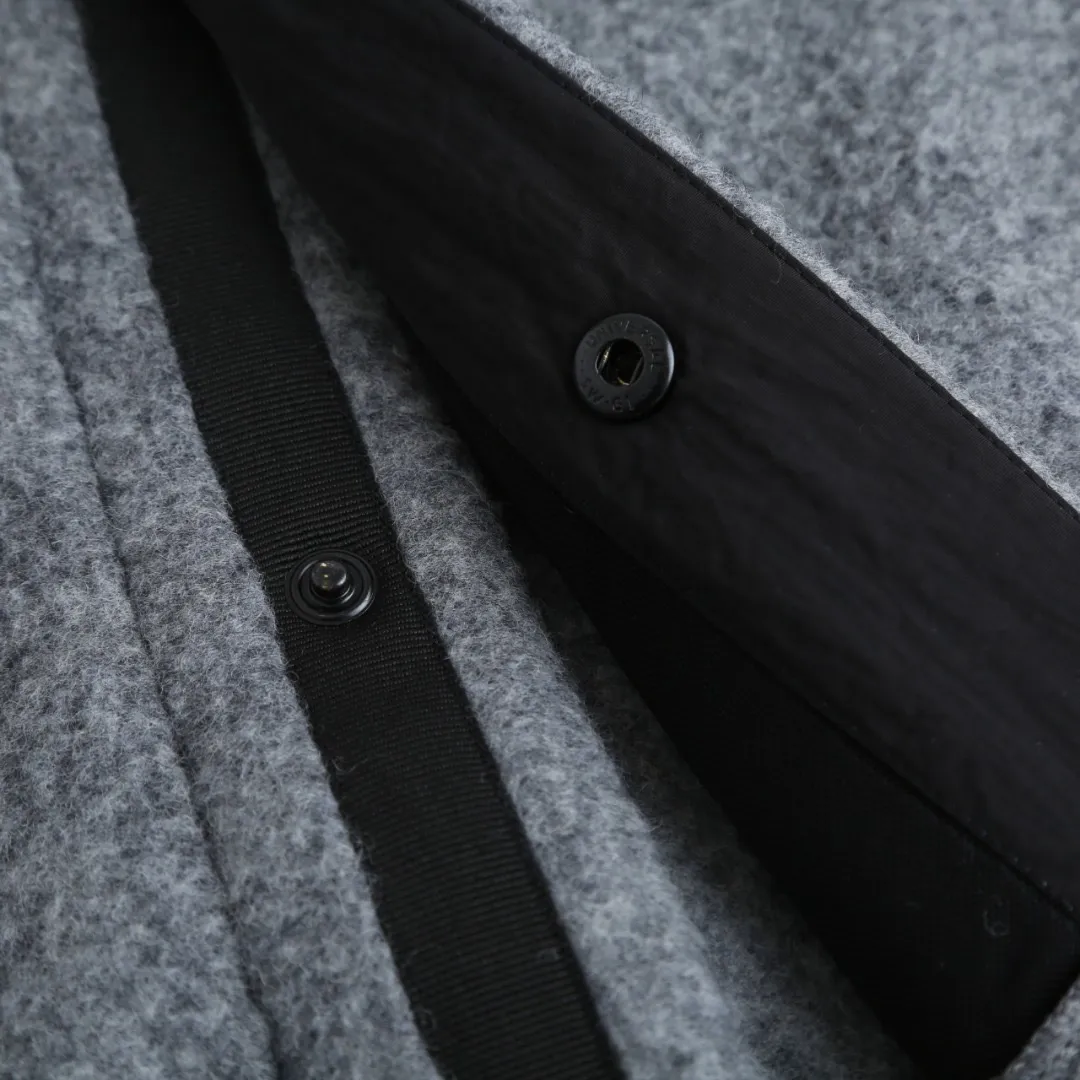 P760 Canada Goose Goose Armband Badge Wool Baseball Jacket (Dark Gray) The fabric is made of wool blended fabric. The main fabric of this jacket is light gray wool blended fabric to improve the fabric's wear resistance, wrinkle resistance and warmth retention. Wool provides good warmth and a natural feel, while blended fibers enhance the fabric's practicality and durability. Rib knit at collar, cuffs and hem for added stretch and fit. The cutting process needs to ensure that the texture and color of the fabric are evenly distributed, especially with this light gray tone, to avoid chromatic aberrations. The stretchability of wool-blend fabrics needs to be taken into consideration when cutting pieces to ensure dimensional stability of the finished garment. Use a sewing needle and thread suitable for wool-blend fabrics to avoid damage to the fabric during sewing. The sewing stitches are even and firm to prevent thread stripping. The temperature needs to be controlled during ironing to avoid high temperature damage to the fabric while keeping the fabric smooth and crisp. The front and back body parts, sleeves and other main parts are spliced ​​with flat seams to ensure a smooth pattern, and the splicing points are aligned with the fabric texture to keep the appearance neat. Details such as pockets and cuffs are designed with inset pockets to increase practicality and aesthetics. The splicing areas are reinforced to improve durability. The white circular armband on the left arm is an important part of the brand identity and is finely sewn to ensure it is strong and flat. Size:S-M-L-XL